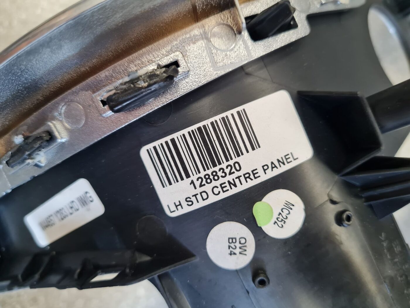 Centrālās konsoles dekoratīvais rāmis priekš VOLVO V60 2012 7 Centrālās konsoles dekoratīvais rāmis priekš VOLVO V60 2012