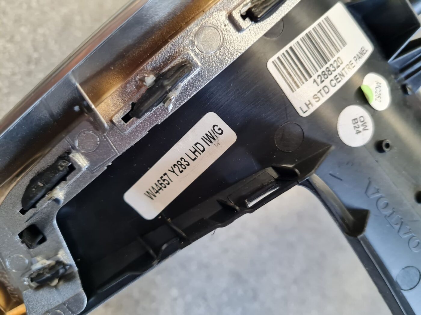 Centrālās konsoles dekoratīvais rāmis priekš VOLVO V60 2012 6 Centrālās konsoles dekoratīvais rāmis priekš VOLVO V60 2012