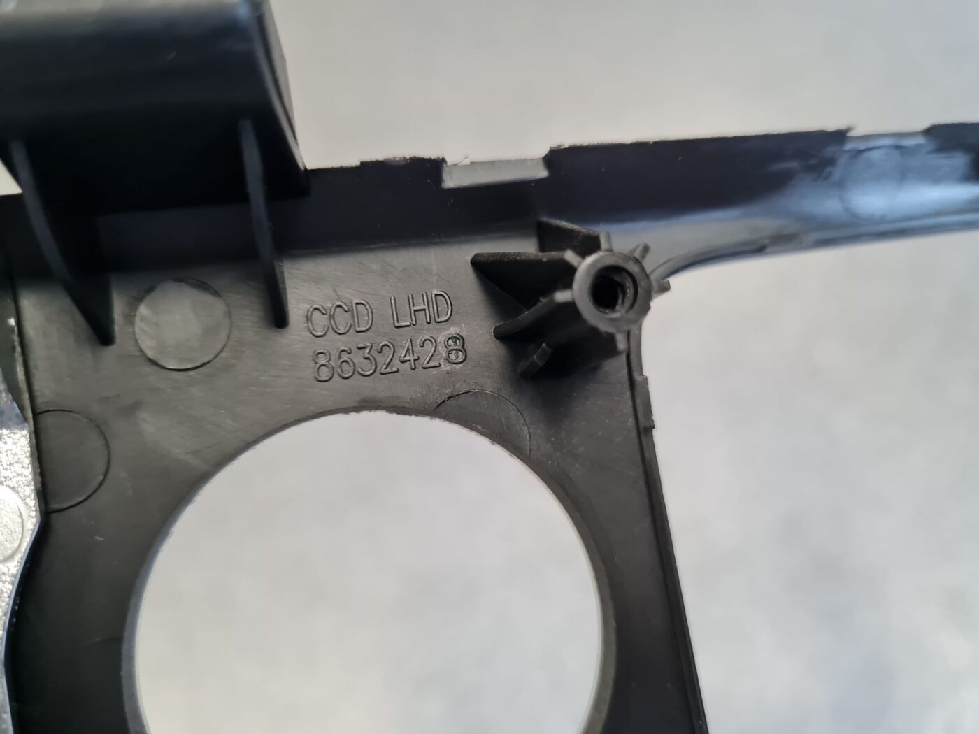 Centrālās konsoles dekoratīvais rāmis priekš VOLVO V60 2012 5 Centrālās konsoles dekoratīvais rāmis priekš VOLVO V60 2012