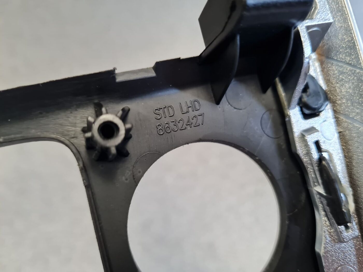 Centrālās konsoles dekoratīvais rāmis priekš VOLVO V60 2012 4 Centrālās konsoles dekoratīvais rāmis priekš VOLVO V60 2012