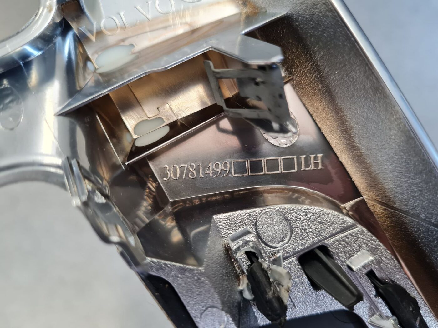 Centrālās konsoles dekoratīvais rāmis priekš VOLVO V60 2012 3 Centrālās konsoles dekoratīvais rāmis priekš VOLVO V60 2012