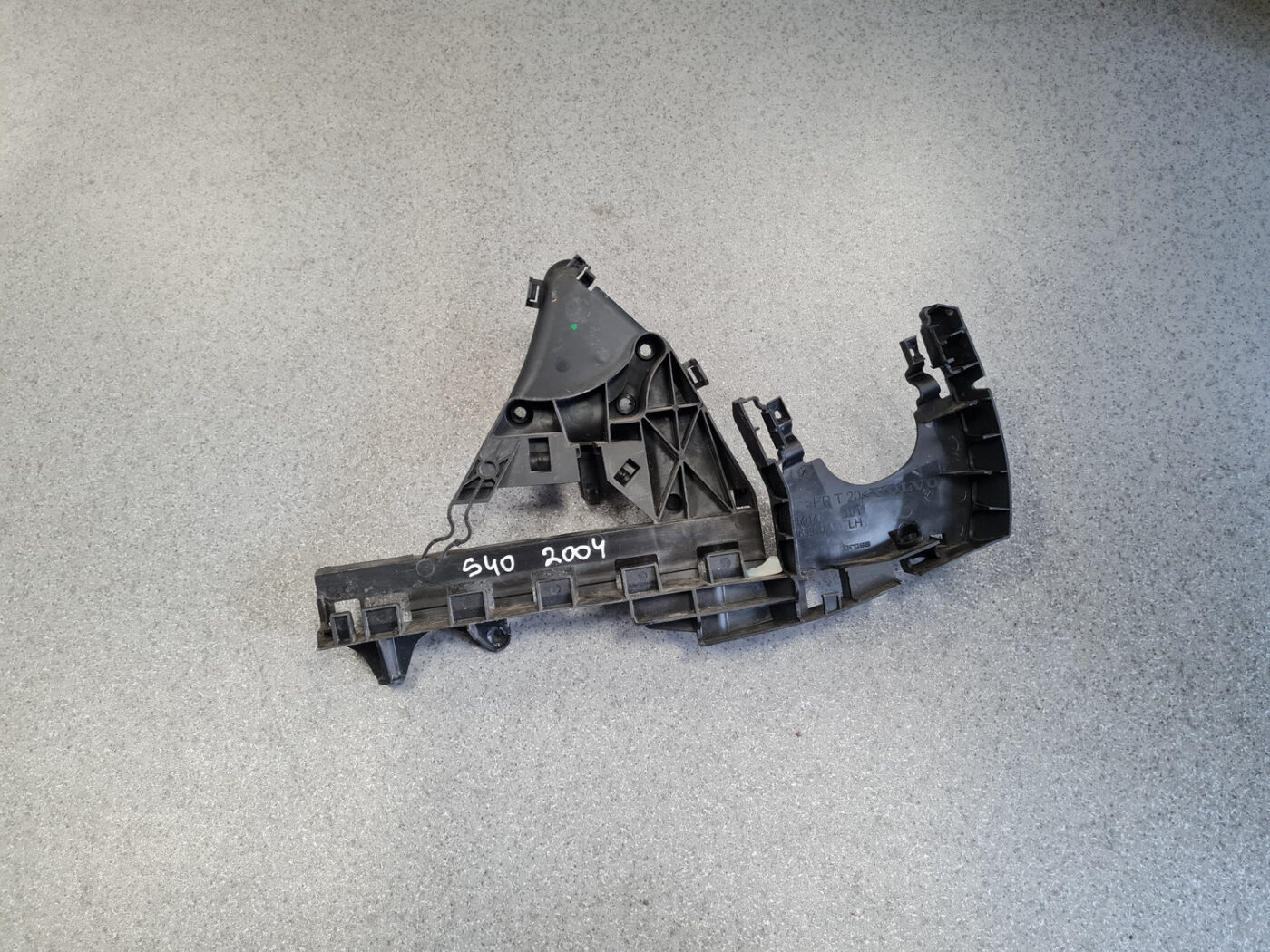 Durvju roktura iekšējais stiprinājums priekš VOLVO S40 2004 Black 1 Durvju roktura iekšējais stiprinājums priekš VOLVO S40 2004 Black