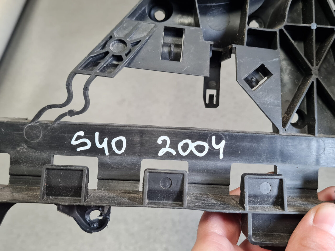 Durvju roktura iekšējais stiprinājums priekš VOLVO S40 2004 Black 3 Durvju roktura iekšējais stiprinājums priekš VOLVO S40 2004 Black