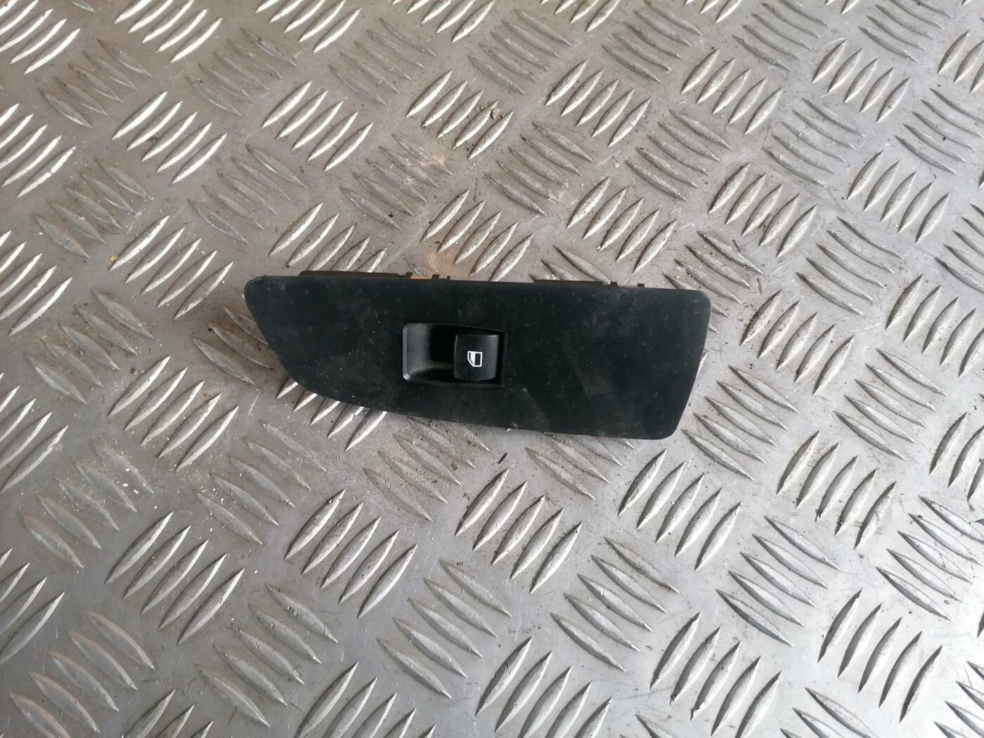 Stikla pacelšanas poga priekš BMW 123 E87 2008 BLACK 1 Stikla pacelšanas poga priekš BMW 123 E87 2008 BLACK