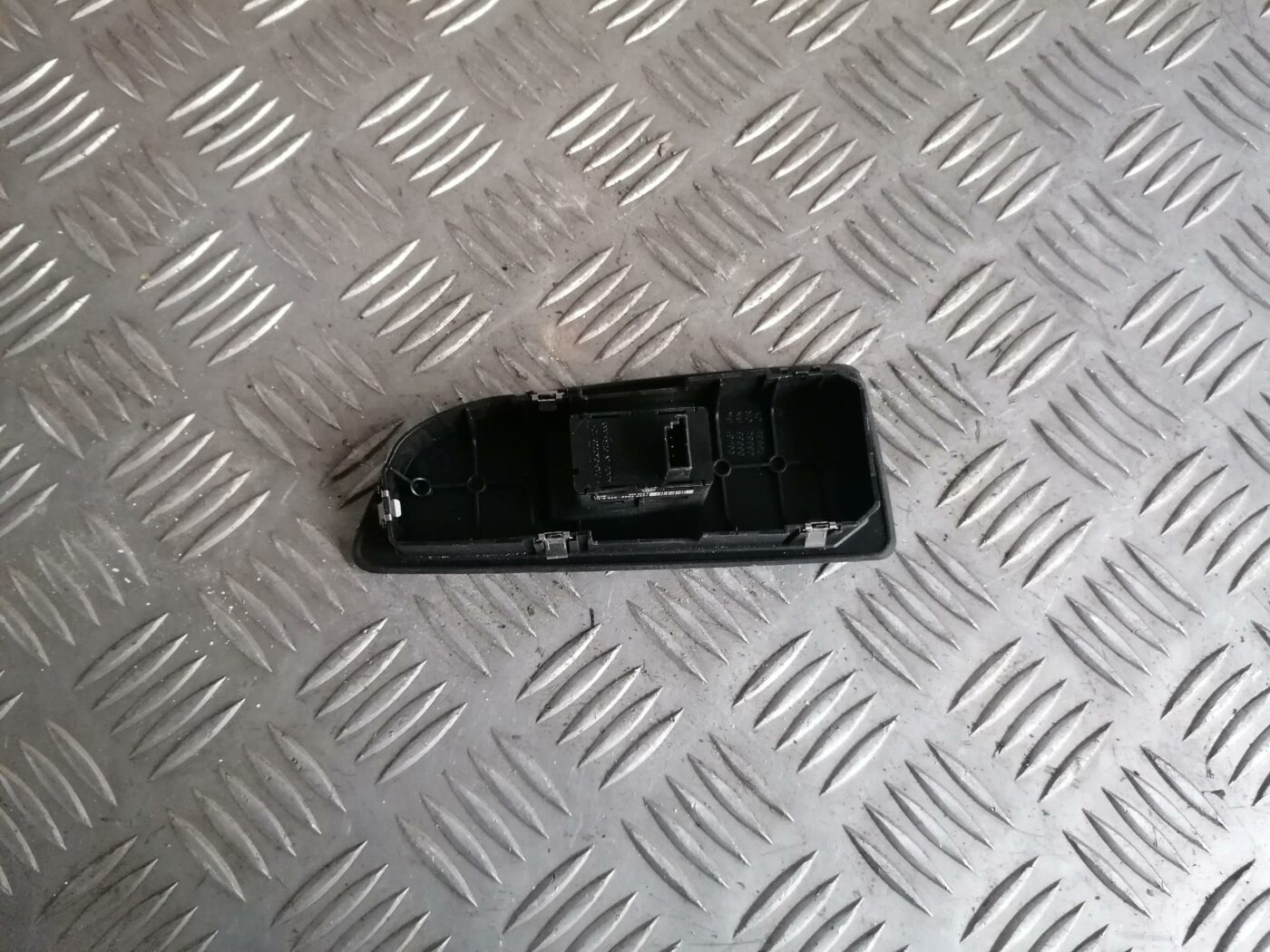 Stikla pacelšanas poga priekš BMW 123 E87 2008 BLACK 2 Stikla pacelšanas poga priekš BMW 123 E87 2008 BLACK