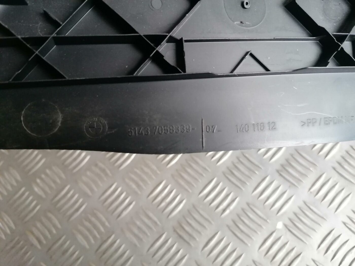 Aizmugurējas salona statnes apdare priekš BMW 123 E87 2008 BLACK 3 Aizmugurējas salona statnes apdare priekš BMW 123 E87 2008 BLACK