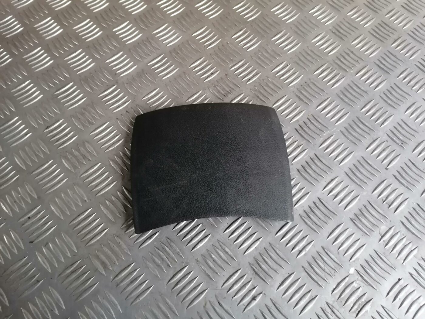 Centrālās konsoles nodalījuma žalūzija/vāciņš priekš BMW 123 E87 2008 BLACK 1 Centrālās konsoles nodalījuma žalūzija/vāciņš priekš BMW 123 E87 2008 BLACK