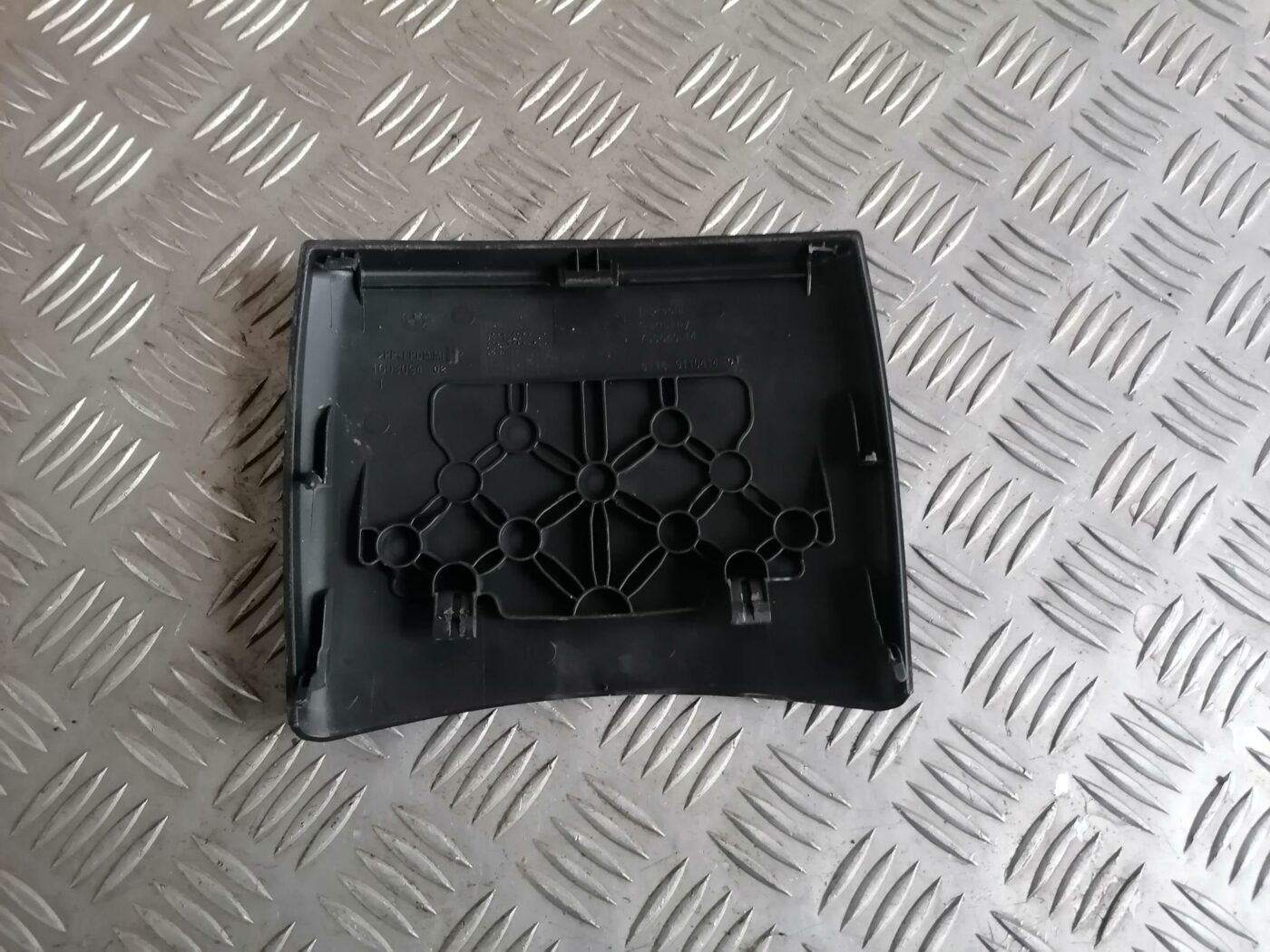 Centrālās konsoles nodalījuma žalūzija/vāciņš priekš BMW 123 E87 2008 BLACK 2 Centrālās konsoles nodalījuma žalūzija/vāciņš priekš BMW 123 E87 2008 BLACK