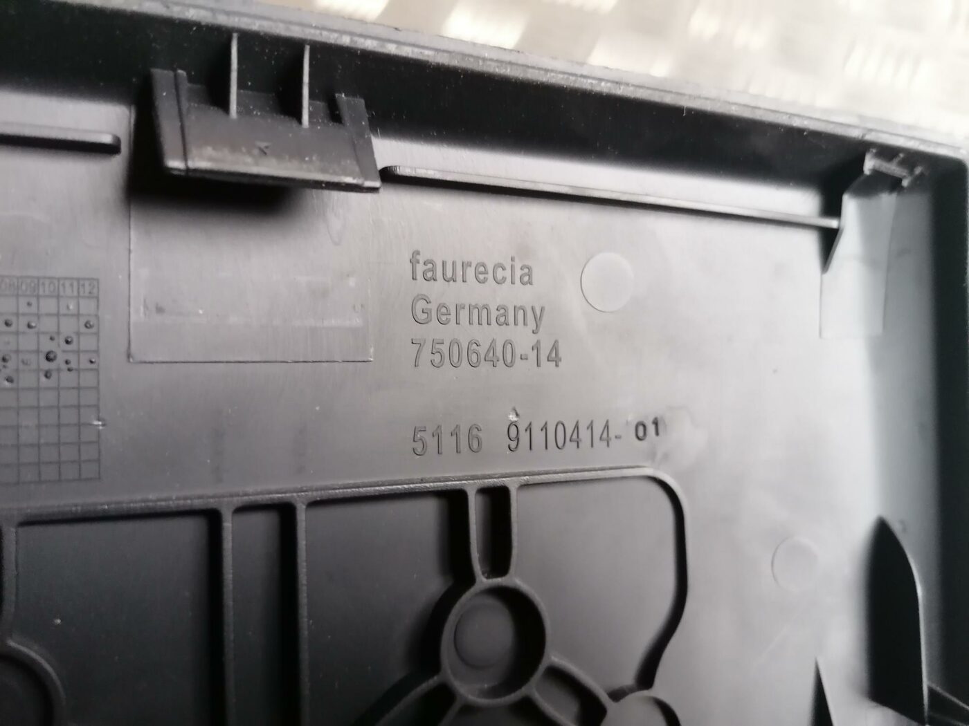 Centrālās konsoles nodalījuma žalūzija/vāciņš priekš BMW 123 E87 2008 BLACK 3 Centrālās konsoles nodalījuma žalūzija/vāciņš priekš BMW 123 E87 2008 BLACK