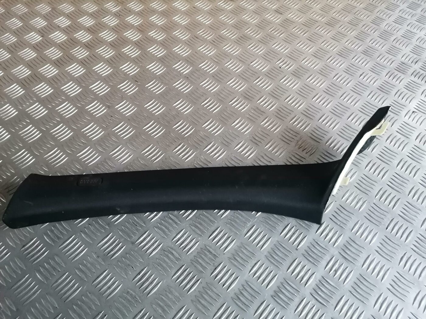 Priekšējas salona statnes apdare priekš BMW 123 E87 2008 BLACK 1 Priekšējas salona statnes apdare priekš BMW 123 E87 2008 BLACK