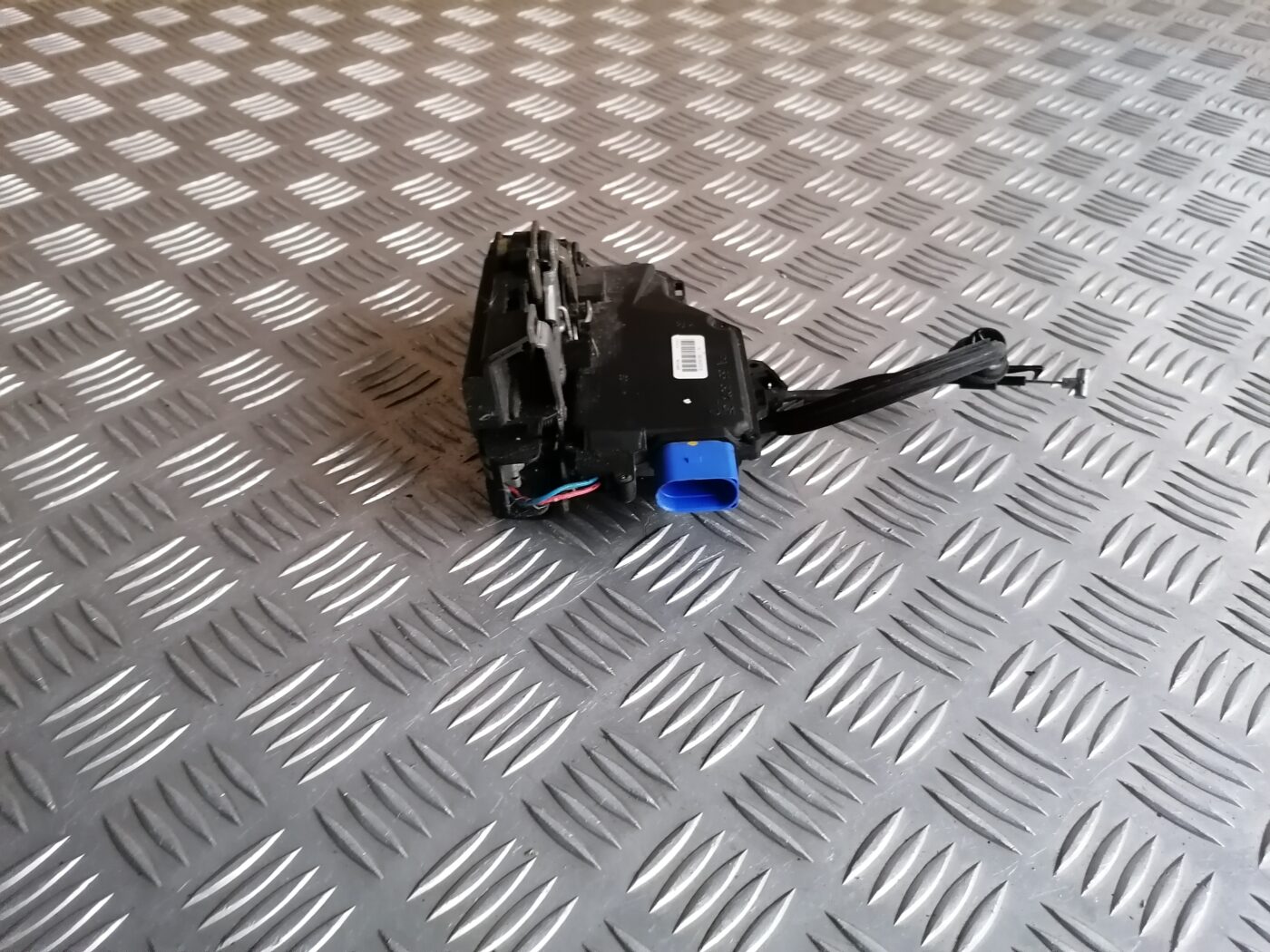 Priekšējo labo durvju slēdzene priekš ŠKODA OCTAVIA 2006 3 Priekšējo labo durvju slēdzene priekš ŠKODA OCTAVIA 2006