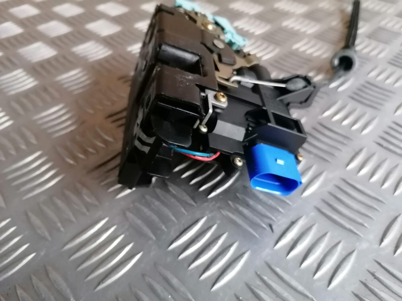 Priekšējo kreiso durvju slēdzene priekš ŠKODA OCTAVIA 2006 4 Priekšējo kreiso durvju slēdzene priekš ŠKODA OCTAVIA 2006