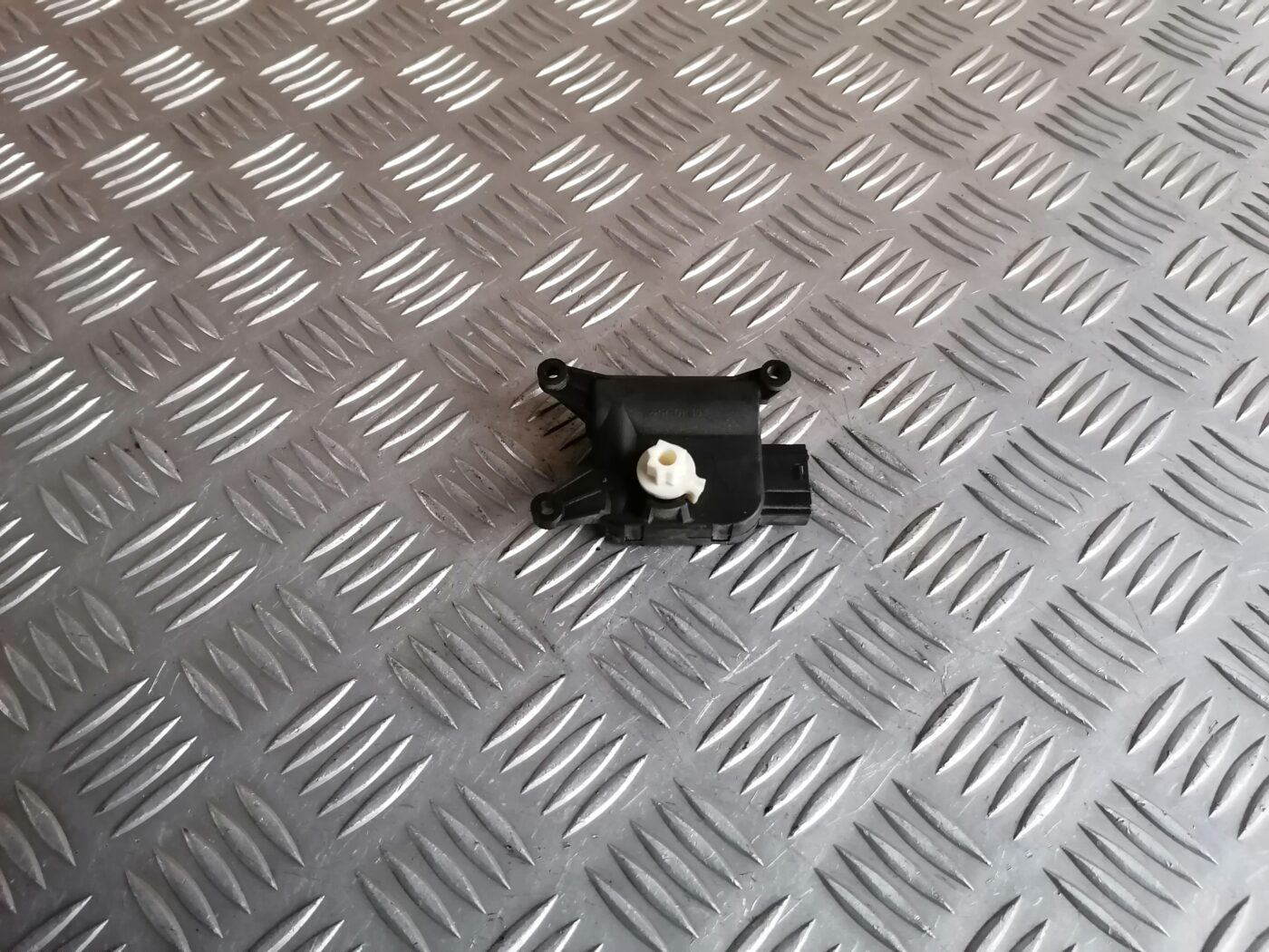 Apsildes sistēmas aktuators priekš ŠKODA OCTAVIA 2006 2 Apsildes sistēmas aktuators priekš ŠKODA OCTAVIA 2006