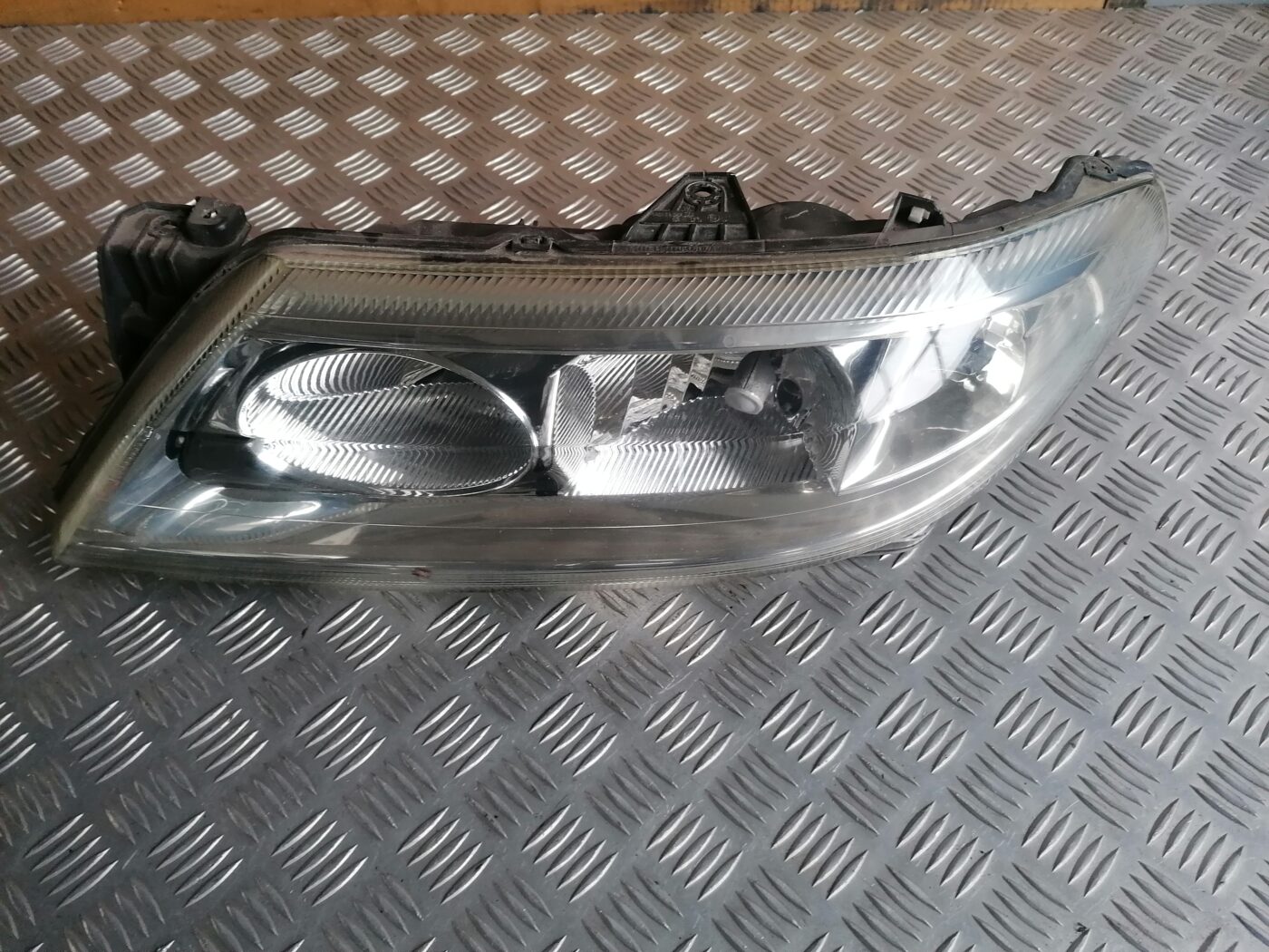 Priekšējais kreisais lukturis priekš RENAULT LAGUNA 2001-2007 8200002845 1 Priekšējais kreisais lukturis priekš RENAULT LAGUNA 2001-2007 8200002845