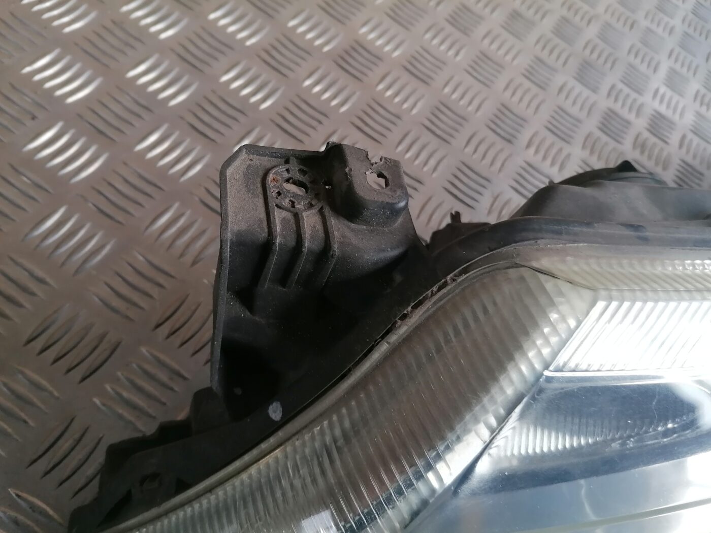 Priekšējais kreisais lukturis priekš RENAULT LAGUNA 2001-2007 8200002845 2 Priekšējais kreisais lukturis priekš RENAULT LAGUNA 2001-2007 8200002845