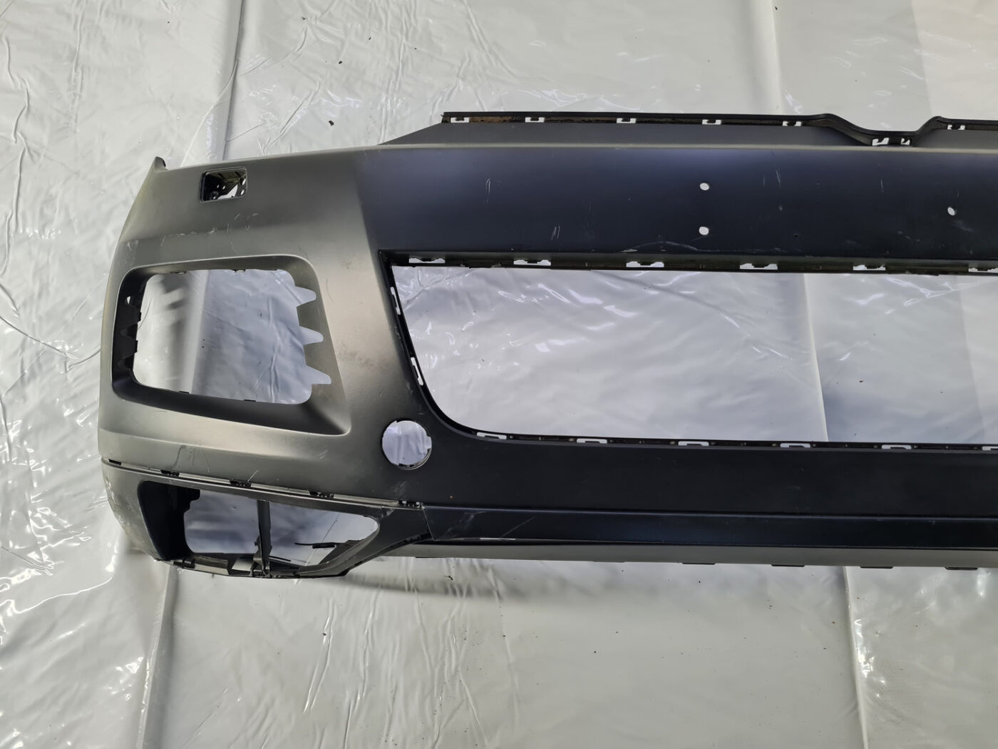 Priekšējais buferis priekš VW TOUAREG 2010-2018 7P6807221C 7P6807061E 20 Priekšējais buferis priekš VW TOUAREG 2010-2018 7P6807221C 7P6807061E