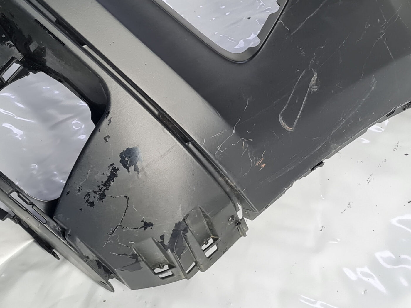 Priekšējais buferis priekš VW TOUAREG 2010-2018 7P6807221C 7P6807061E 17 Priekšējais buferis priekš VW TOUAREG 2010-2018 7P6807221C 7P6807061E