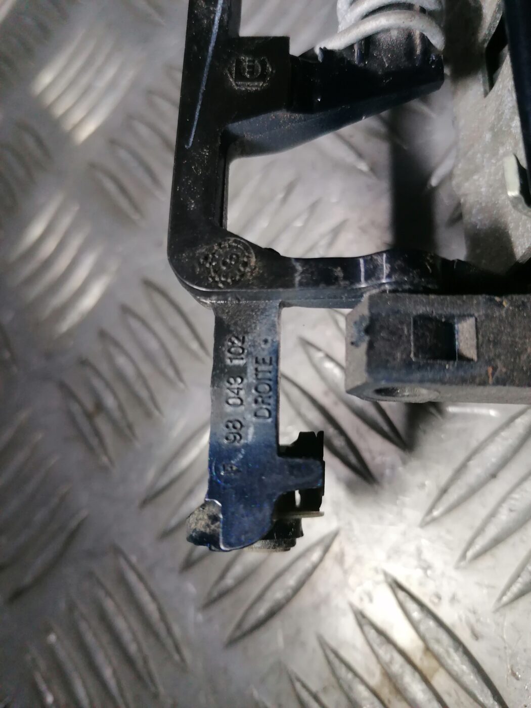 Priekšējāis labais durvju rokturis priekš PEUGEOT 607 2010 3 Priekšējāis labais durvju rokturis priekš PEUGEOT 607 2010