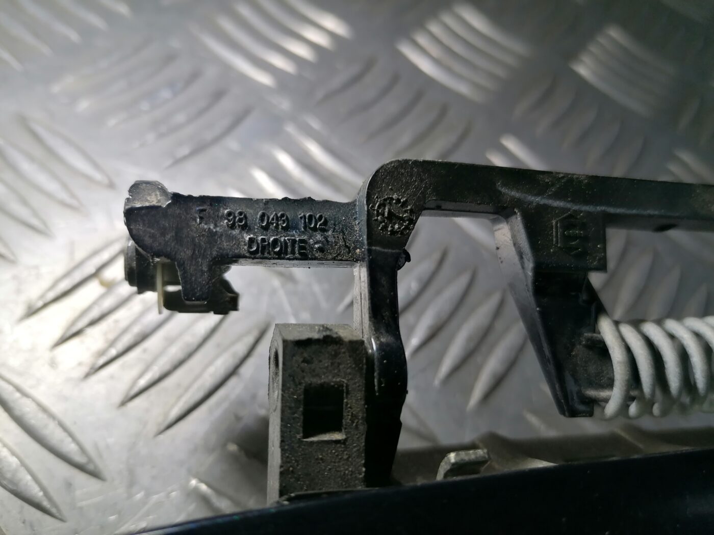 Priekšējāis labais durvju rokturis priekš PEUGEOT 607 2010 4 Priekšējāis labais durvju rokturis priekš PEUGEOT 607 2010