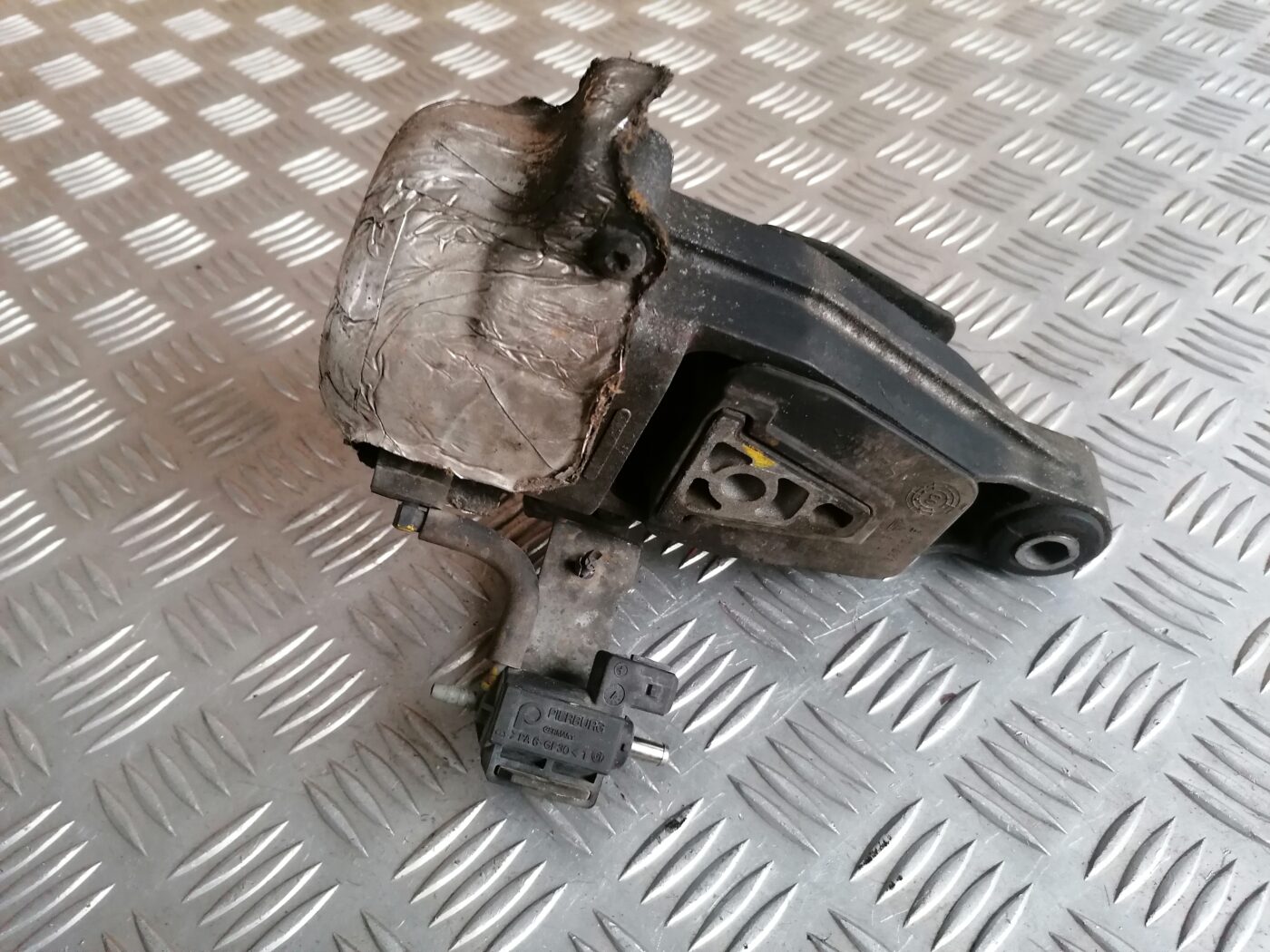 Dzinēja spilvens priekš PEUGEOT 607 2010 6 Dzinēja spilvens priekš PEUGEOT 607 2010