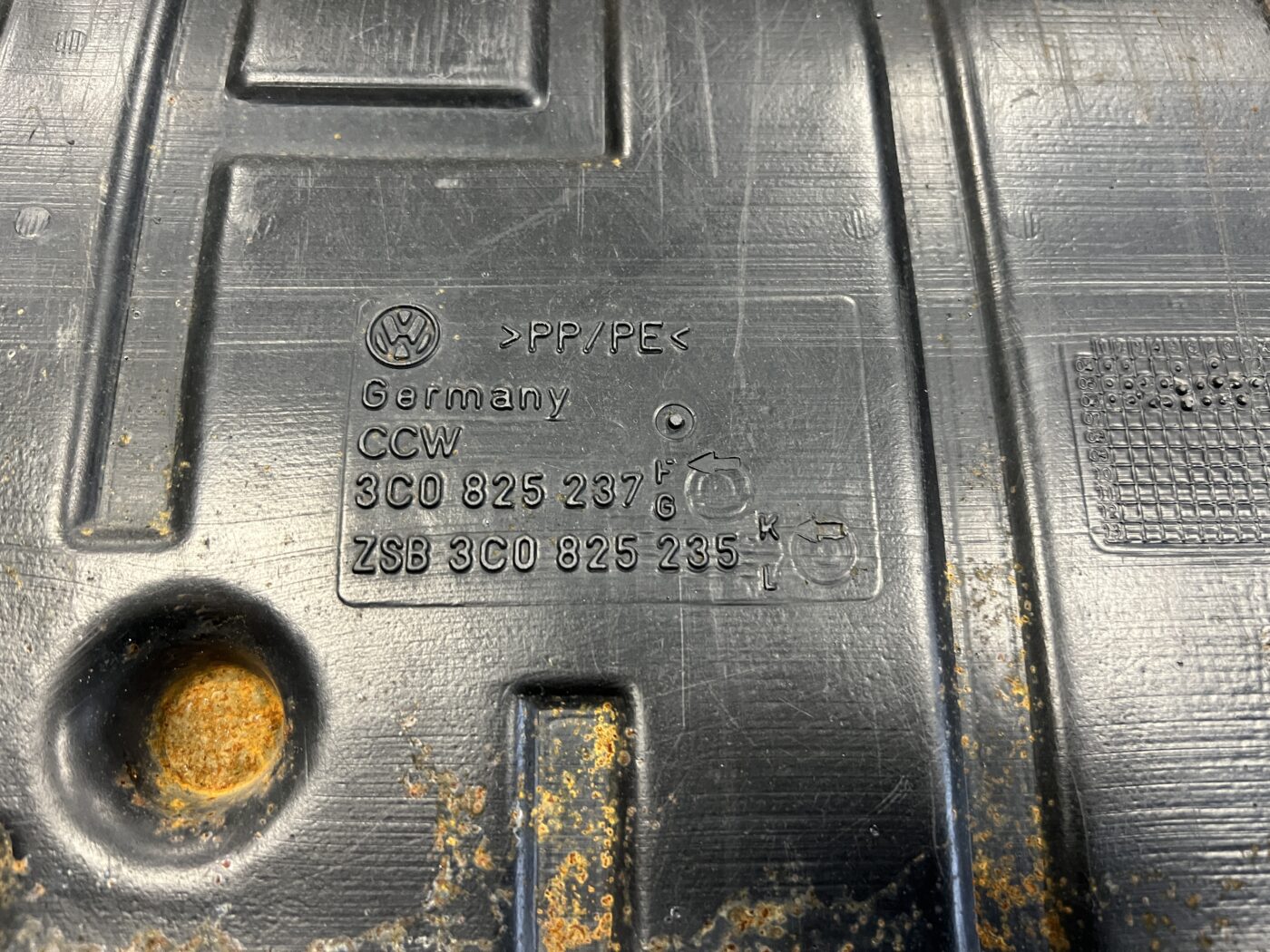 Dzinēja aizsargs priekš VW PASSAT 2007 UNIVERSAL SILVER 2 Dzinēja aizsargs priekš VW PASSAT 2007 UNIVERSAL SILVER