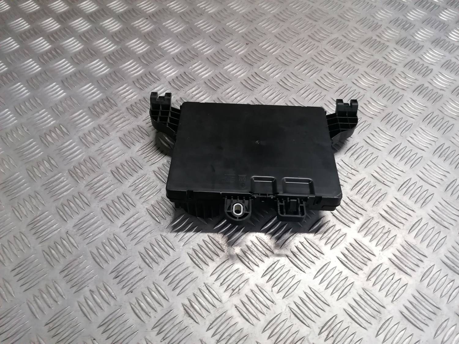 Drošinātāju relejas kaste priekš OPEL INSIGNIA SPORTS TOURER 2013 2 Drošinātāju relejas kaste priekš OPEL INSIGNIA SPORTS TOURER 2013