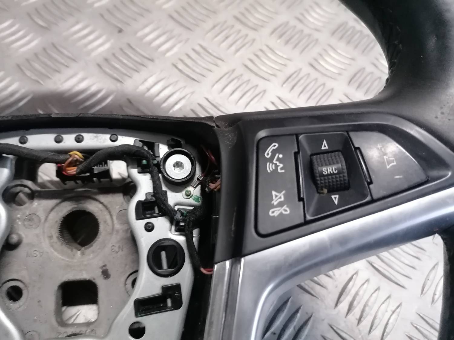 Stūre priekš OPEL INSIGNIA SPORTS TOURER 2013 4 Stūre priekš OPEL INSIGNIA SPORTS TOURER 2013