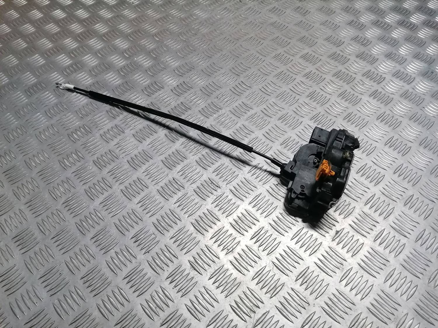 Priekšējo kreiso durvju slēdzene priekš OPEL INSIGNIA SPORTS TOURER 2013 1 Priekšējo kreiso durvju slēdzene priekš OPEL INSIGNIA SPORTS TOURER 2013