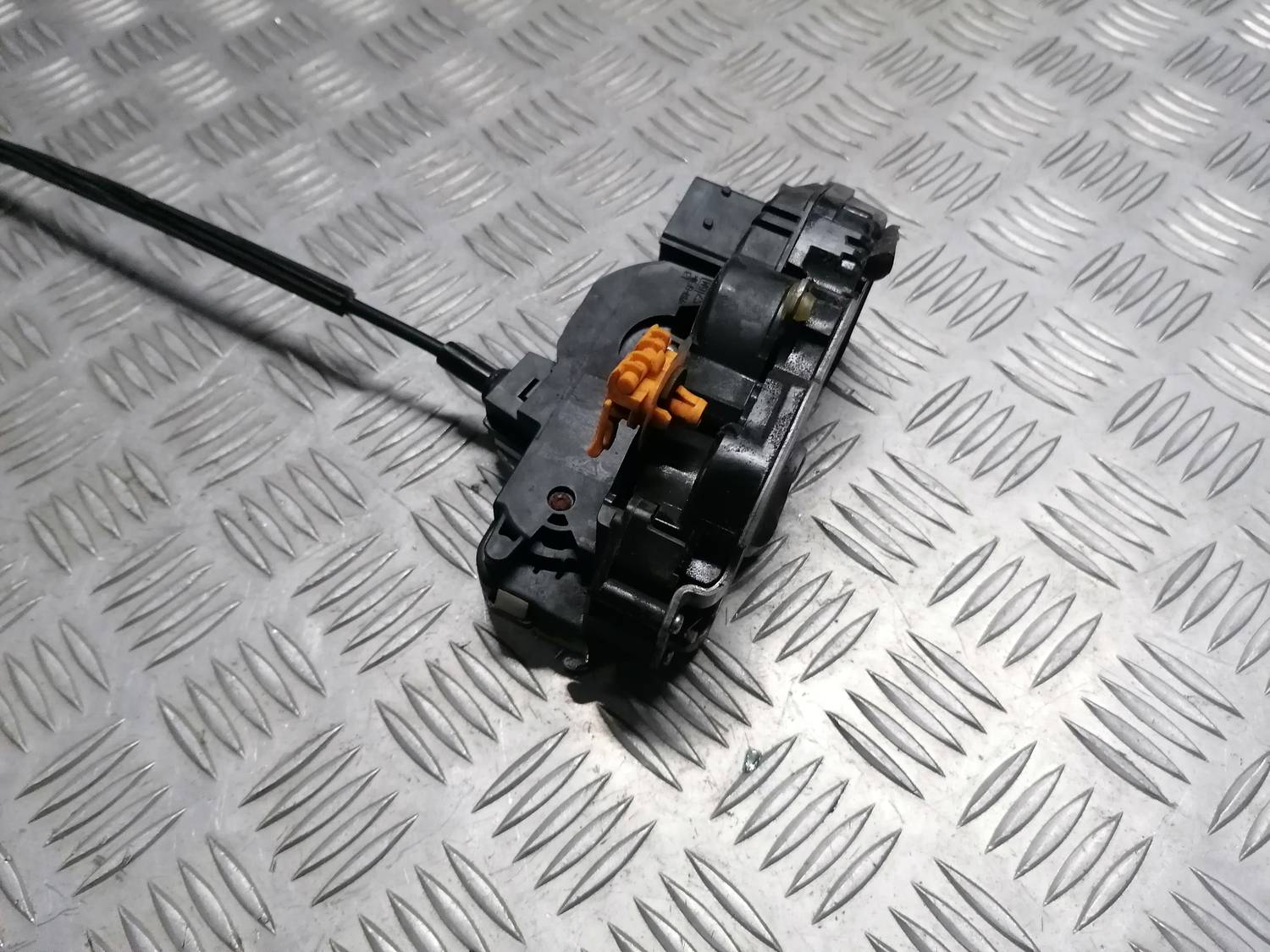 Priekšējo kreiso durvju slēdzene priekš OPEL INSIGNIA SPORTS TOURER 2013 3 Priekšējo kreiso durvju slēdzene priekš OPEL INSIGNIA SPORTS TOURER 2013