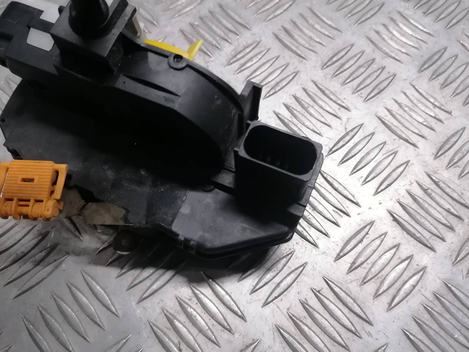 Priekšējo kreiso durvju slēdzene priekš OPEL INSIGNIA SPORTS TOURER 2013 4 Priekšējo kreiso durvju slēdzene priekš OPEL INSIGNIA SPORTS TOURER 2013