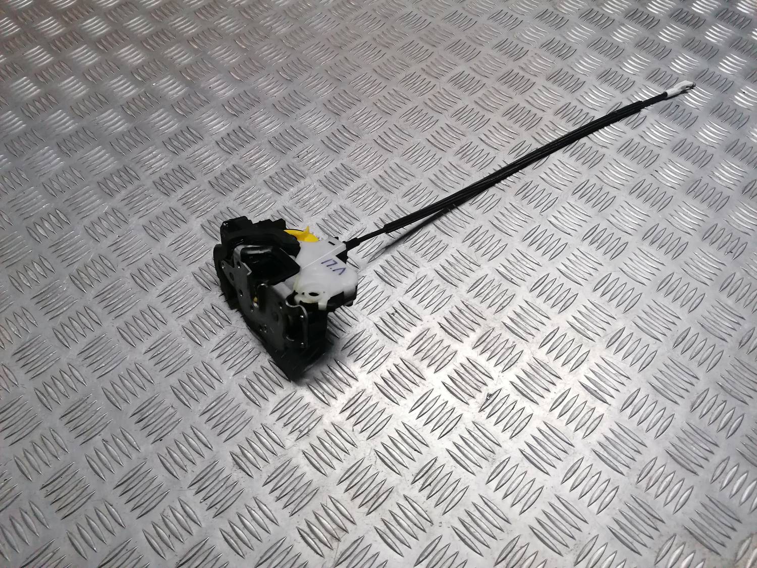 Priekšējo kreiso durvju slēdzene priekš OPEL INSIGNIA SPORTS TOURER 2013 2 Priekšējo kreiso durvju slēdzene priekš OPEL INSIGNIA SPORTS TOURER 2013