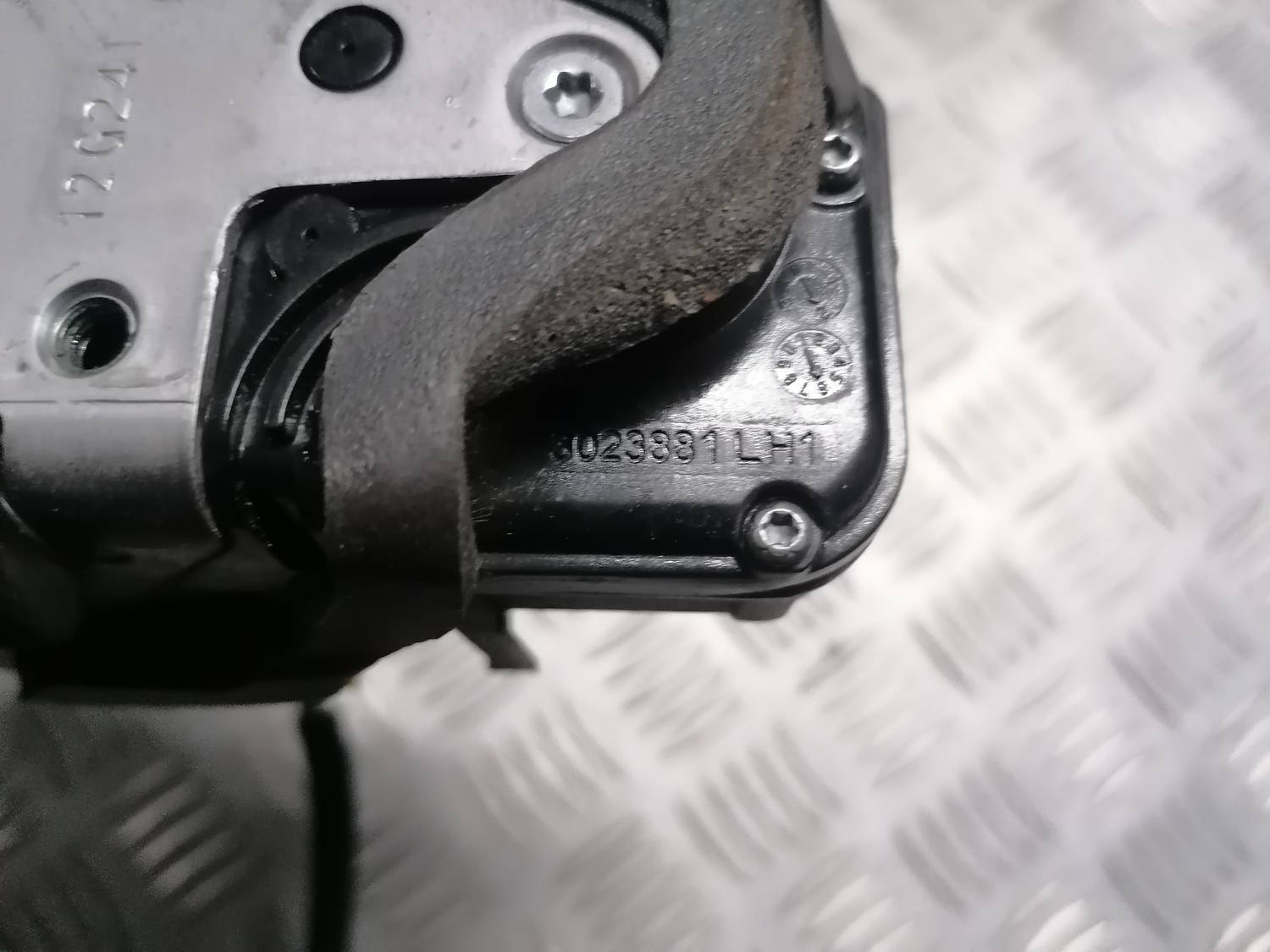 Priekšējo kreiso durvju slēdzene priekš OPEL INSIGNIA SPORTS TOURER 2013 5 Priekšējo kreiso durvju slēdzene priekš OPEL INSIGNIA SPORTS TOURER 2013