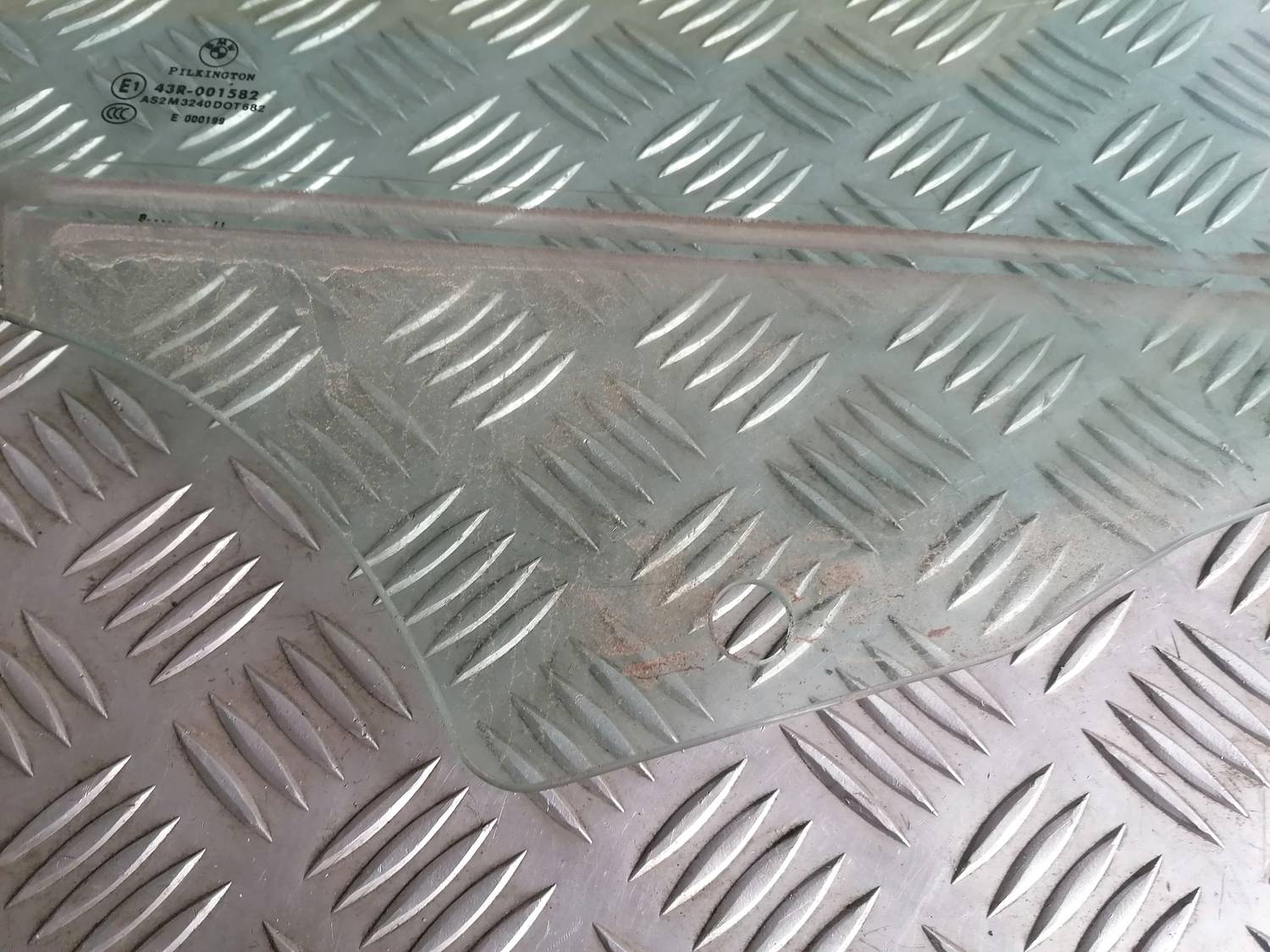 Priekšējo labo durvju stikls priekš BMW 318D E91 2008 TOURING 3 Priekšējo labo durvju stikls priekš BMW 318D E91 2008 TOURING