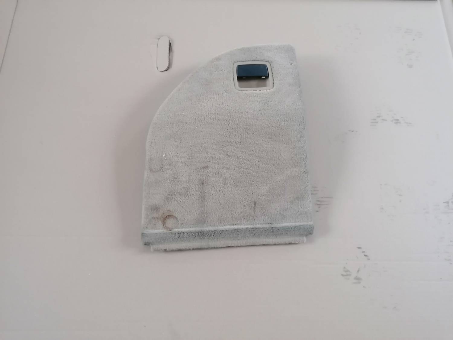 Bagāžnieka nodalījuma sānu apdares lūka priekš BMW 318D E91 2008 TOURING 1 Bagāžnieka nodalījuma sānu apdares lūka priekš BMW 318D E91 2008 TOURING