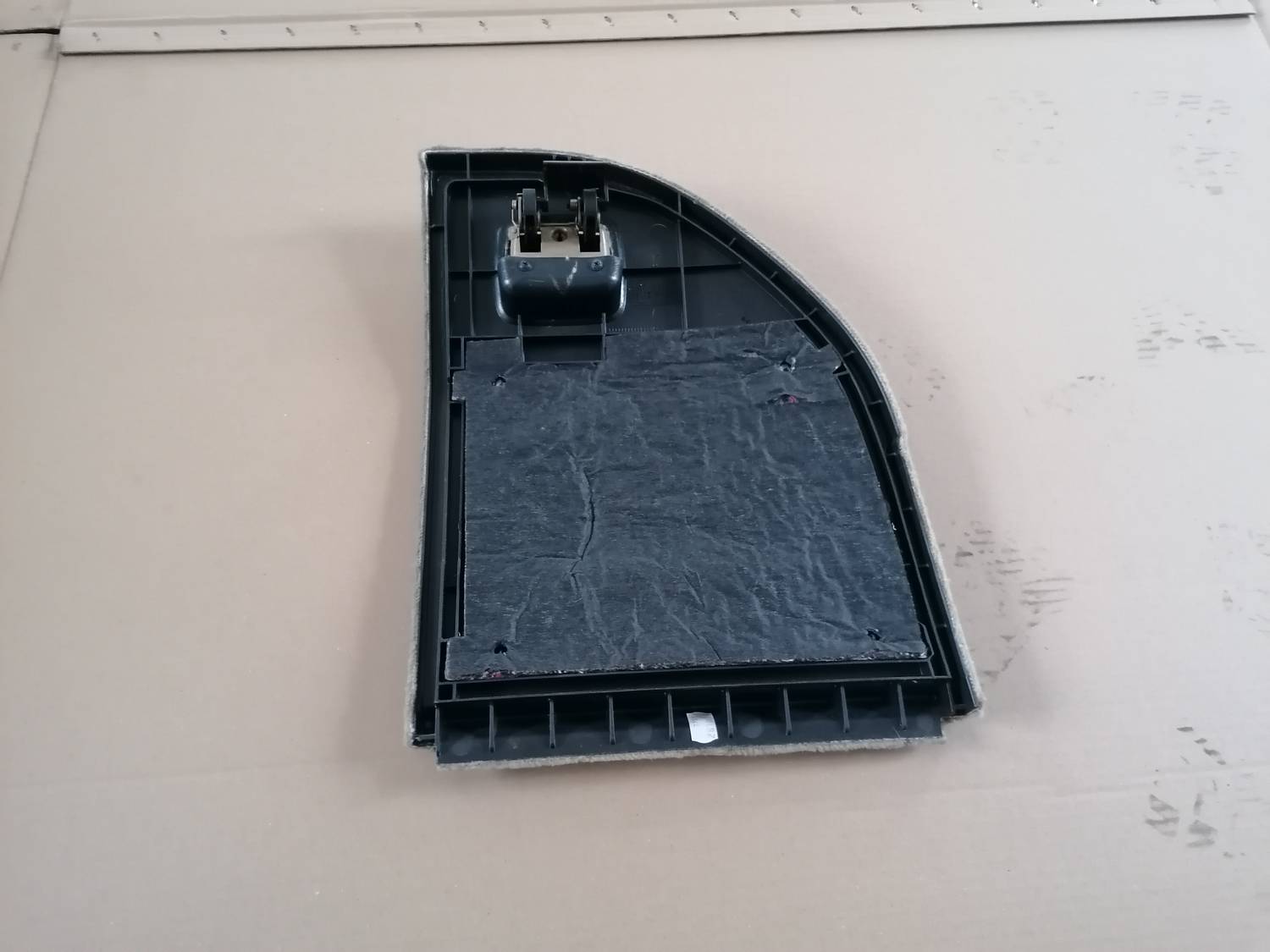 Bagāžnieka nodalījuma sānu apdares lūka priekš BMW 318D E91 2008 TOURING 2 Bagāžnieka nodalījuma sānu apdares lūka priekš BMW 318D E91 2008 TOURING