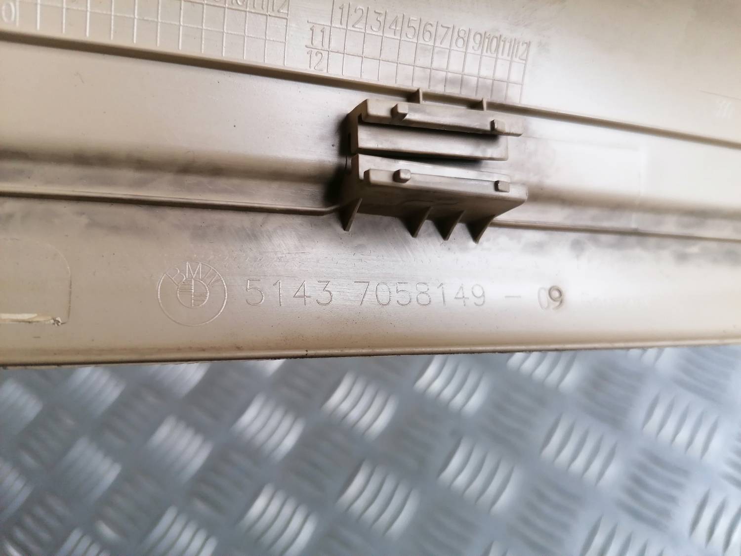 Sliekšņa priekšēja kreisa uzlika (salonā) priekš BMW 318D E91 2008 TOURING 3 Sliekšņa priekšēja kreisa uzlika (salonā) priekš BMW 318D E91 2008 TOURING