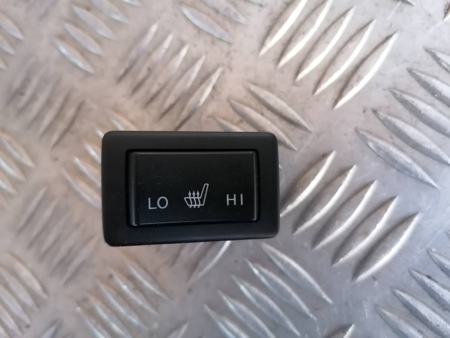 Sēdekļa apsildes ieslēgšanas poga priekš MAZDA 6 2007 3 Sēdekļa apsildes ieslēgšanas poga priekš MAZDA 6 2007