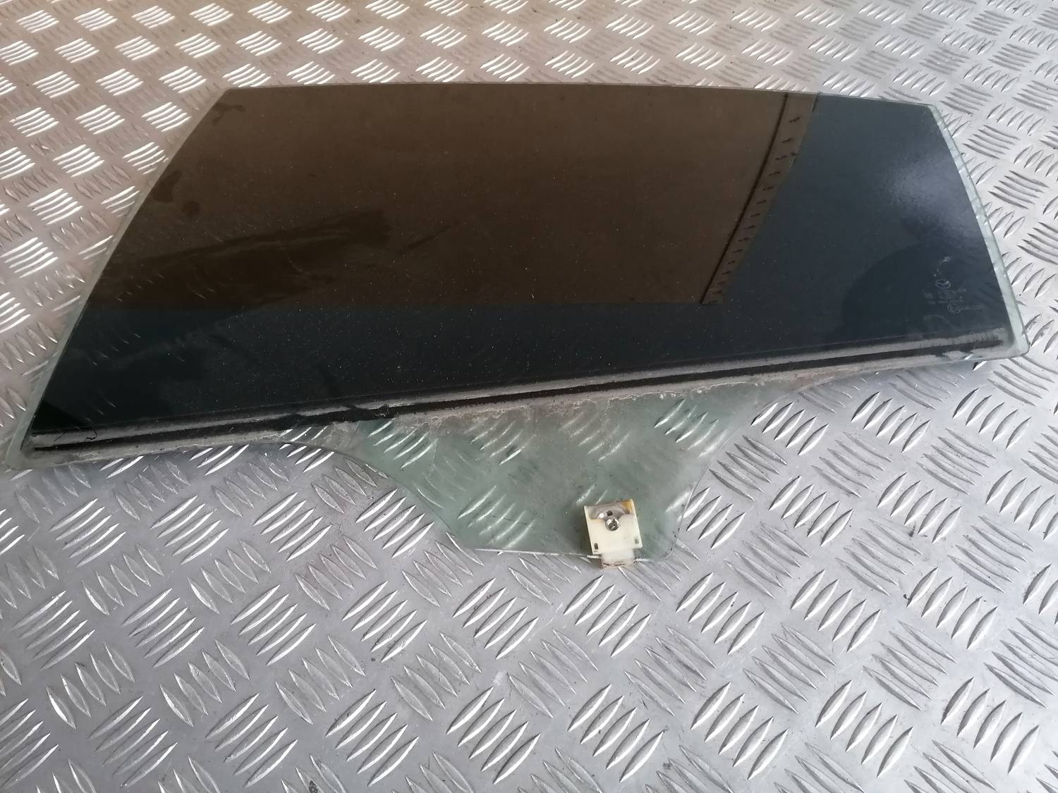 Aizmugurējo kreiso durvju stikls priekš MAZDA 6 2007 2 Aizmugurējo kreiso durvju stikls priekš MAZDA 6 2007