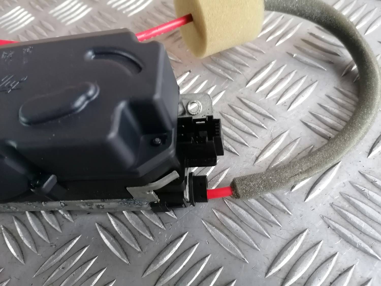 Bagāžnieka vāka slēdzene priekš MERCEDES BENZ ML280 2008 OBSIDIAN BLACK 3 Bagāžnieka vāka slēdzene priekš MERCEDES BENZ ML280 2008 OBSIDIAN BLACK