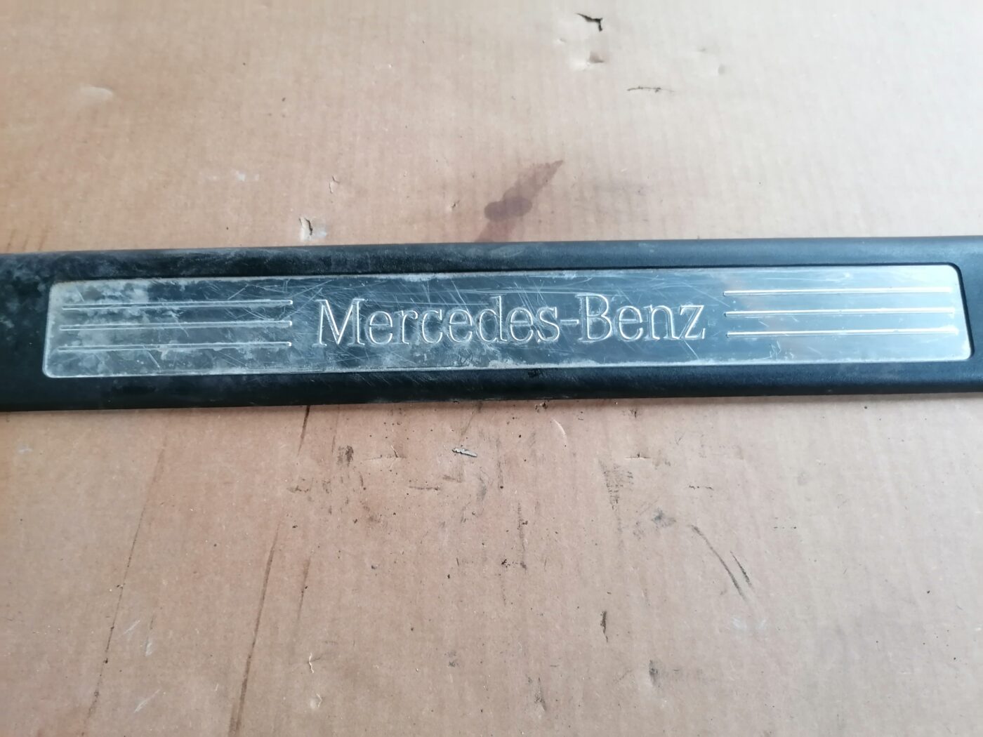 Sliekšņa priekšēja kreisa uzlika (salonā) priekš MERCEDES BENZ ML280 2008 OBSIDIAN BLACK 2 Sliekšņa priekšēja kreisa uzlika (salonā) priekš MERCEDES BENZ ML280 2008 OBSIDIAN BLACK