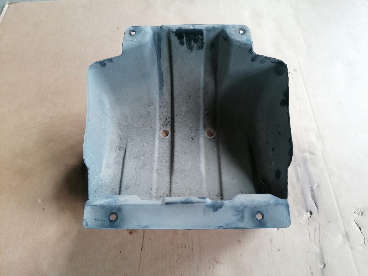 Pneimo kompresora plastmasas vāks priekš MERCEDES BENZ ML280 2008 OBSIDIAN BLACK 2 Pneimo kompresora plastmasas vāks priekš MERCEDES BENZ ML280 2008 OBSIDIAN BLACK