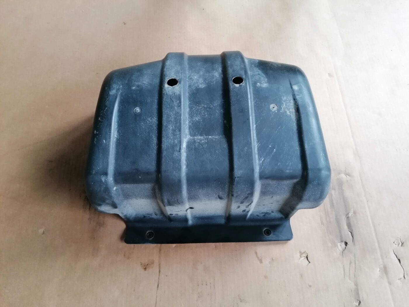 Pneimo kompresora plastmasas vāks priekš MERCEDES BENZ ML280 2008 OBSIDIAN BLACK 3 Pneimo kompresora plastmasas vāks priekš MERCEDES BENZ ML280 2008 OBSIDIAN BLACK