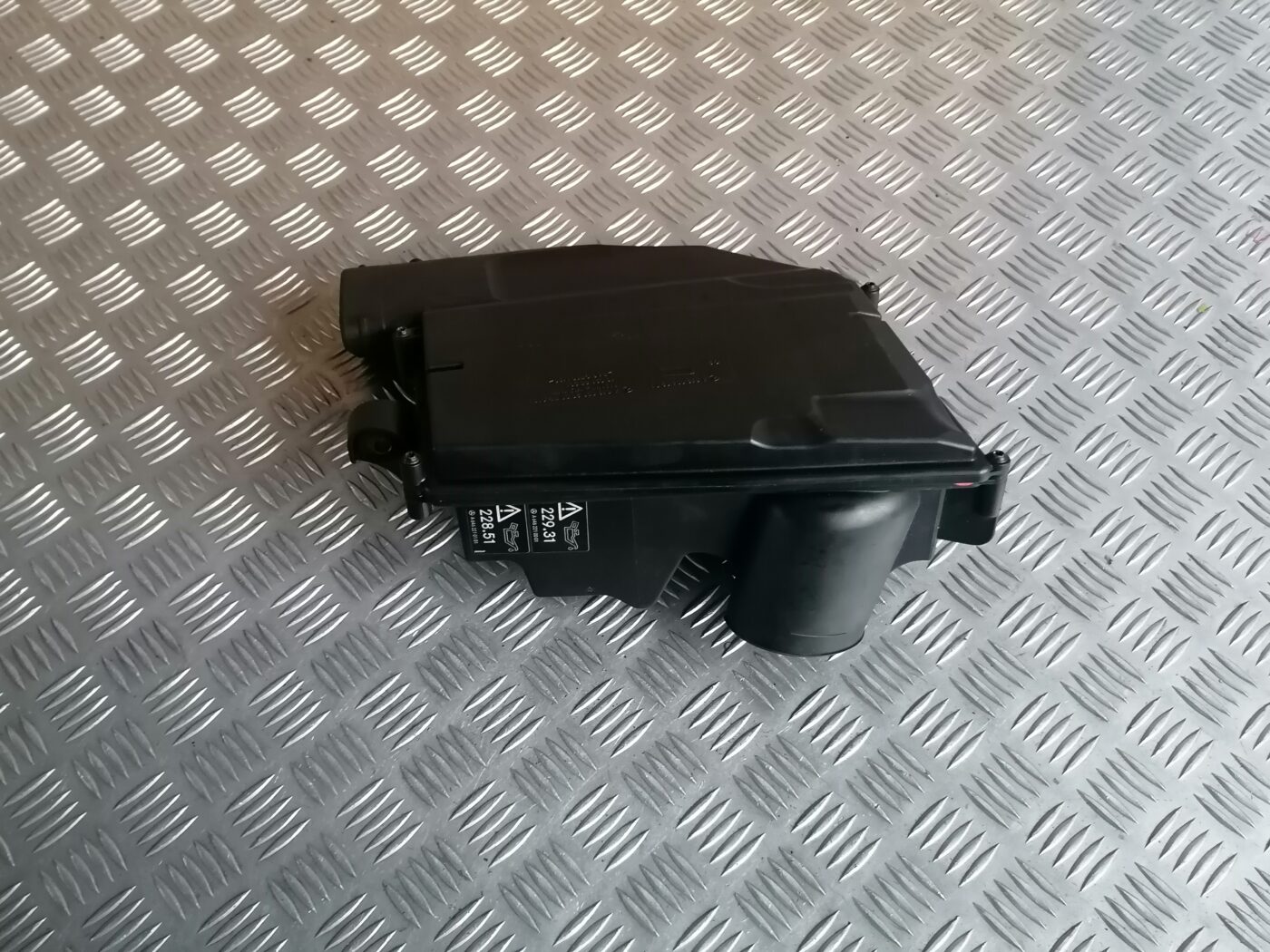 Gaisa filtra korpuss priekš MERCEDES BENZ ML280 2008 OBSIDIAN BLACK 3 Gaisa filtra korpuss priekš MERCEDES BENZ ML280 2008 OBSIDIAN BLACK