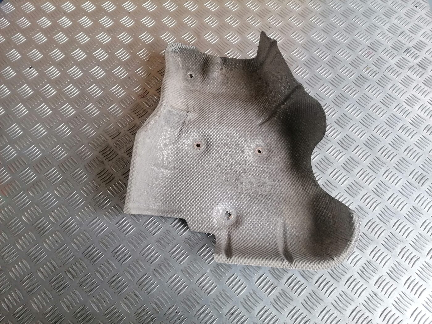 Izpūtēja sistēmas karstuma aizsargs priekš MERCEDES BENZ ML280 2008 OBSIDIAN BLACK 2 Izpūtēja sistēmas karstuma aizsargs priekš MERCEDES BENZ ML280 2008 OBSIDIAN BLACK