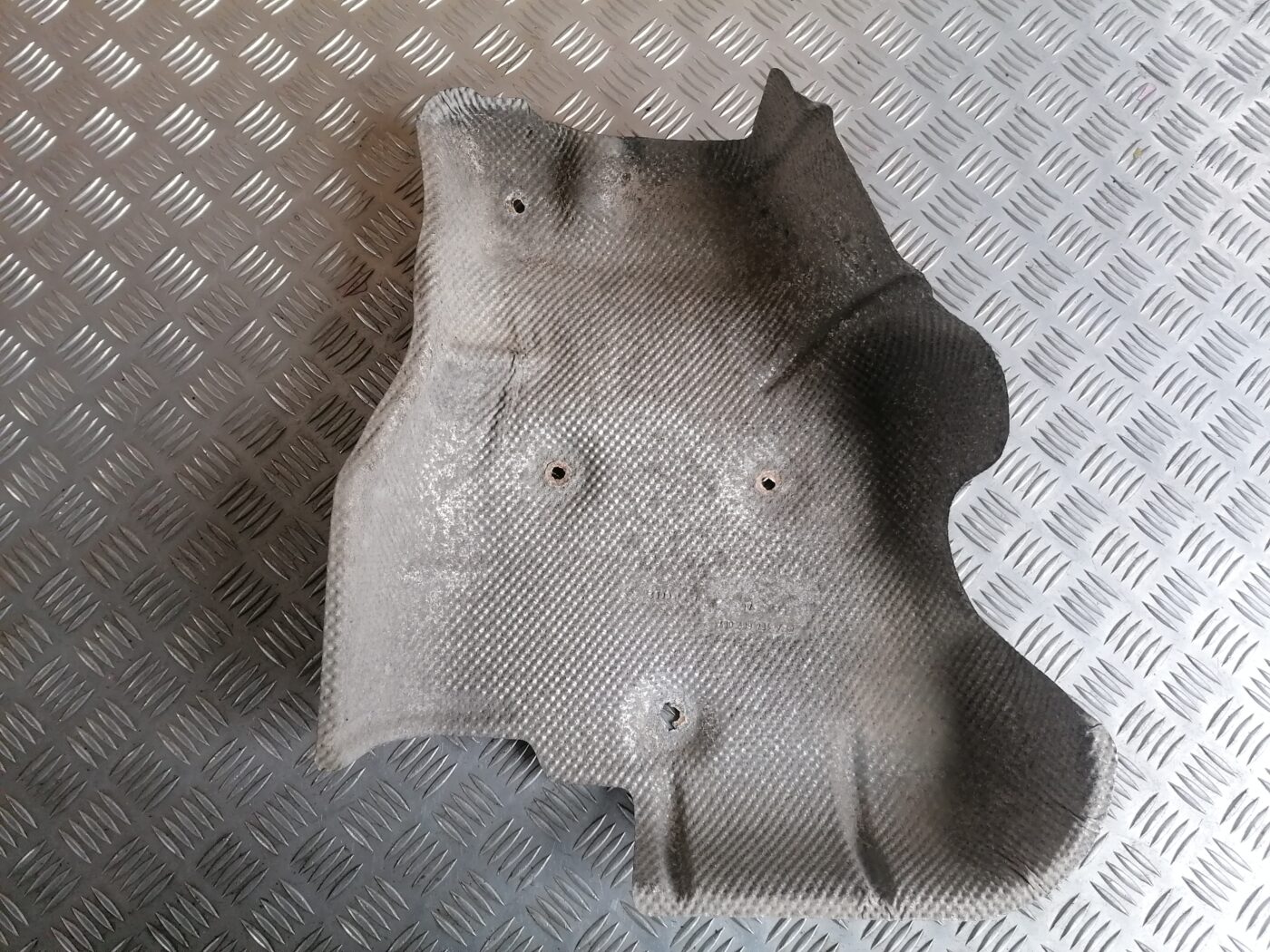 Izpūtēja sistēmas karstuma aizsargs priekš MERCEDES BENZ ML280 2008 OBSIDIAN BLACK 3 Izpūtēja sistēmas karstuma aizsargs priekš MERCEDES BENZ ML280 2008 OBSIDIAN BLACK