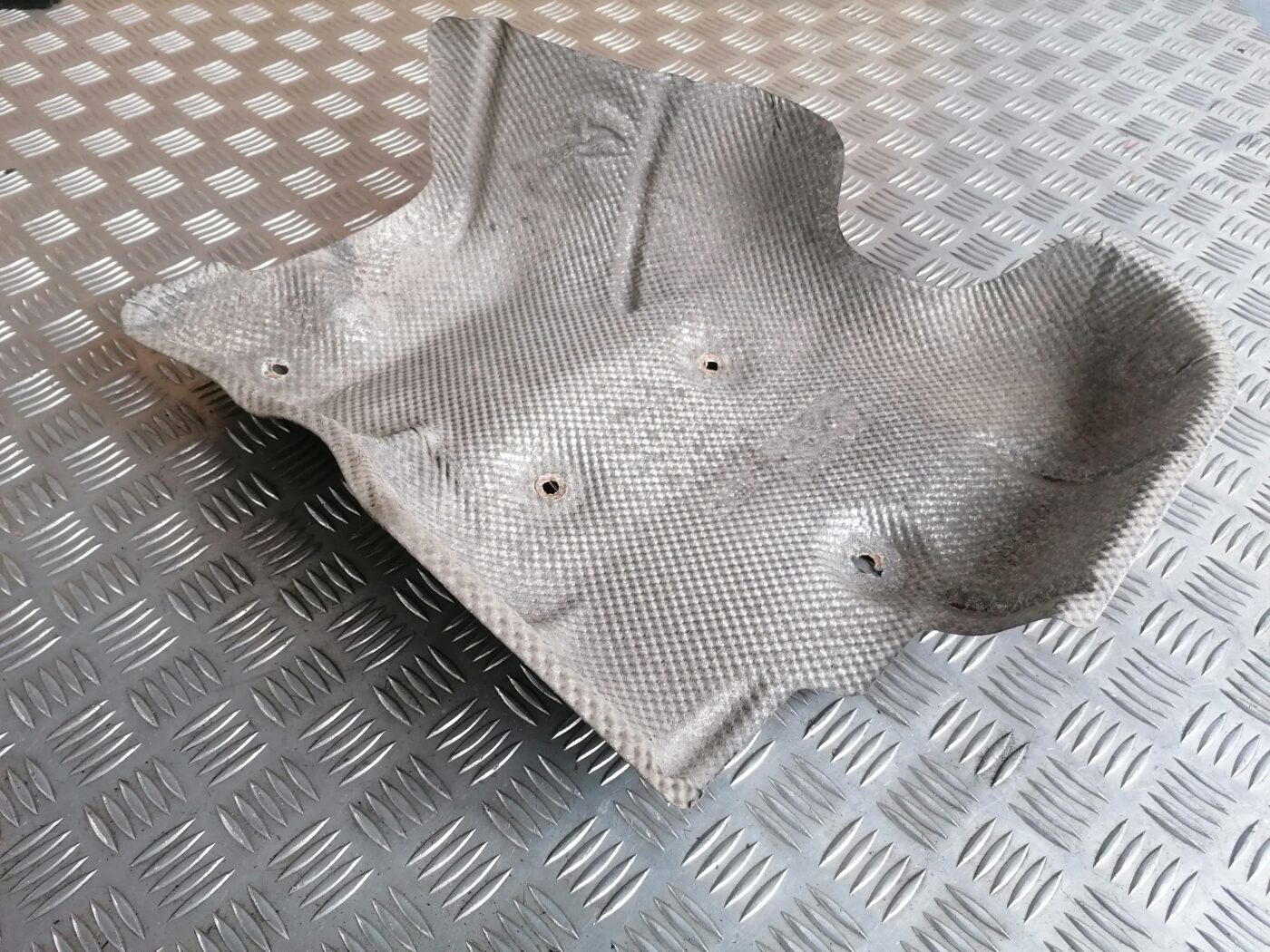 Izpūtēja sistēmas karstuma aizsargs priekš MERCEDES BENZ ML280 2008 OBSIDIAN BLACK 4 Izpūtēja sistēmas karstuma aizsargs priekš MERCEDES BENZ ML280 2008 OBSIDIAN BLACK