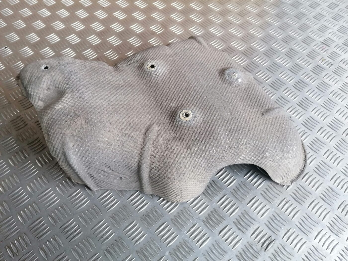 Izpūtēja sistēmas karstuma aizsargs priekš MERCEDES BENZ ML280 2008 OBSIDIAN BLACK 5 Izpūtēja sistēmas karstuma aizsargs priekš MERCEDES BENZ ML280 2008 OBSIDIAN BLACK