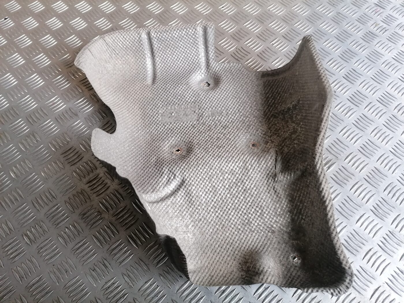 Izpūtēja sistēmas karstuma aizsargs priekš MERCEDES BENZ ML280 2008 OBSIDIAN BLACK 1 Izpūtēja sistēmas karstuma aizsargs priekš MERCEDES BENZ ML280 2008 OBSIDIAN BLACK