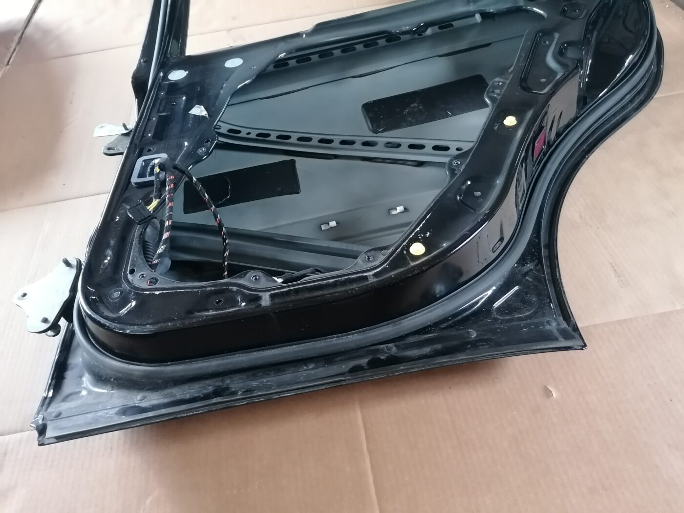 Aizmugurējās labās durvis priekš MERCEDES BENZ ML280 2008 OBSIDIAN BLACK 15 Aizmugurējās labās durvis priekš MERCEDES BENZ ML280 2008 OBSIDIAN BLACK