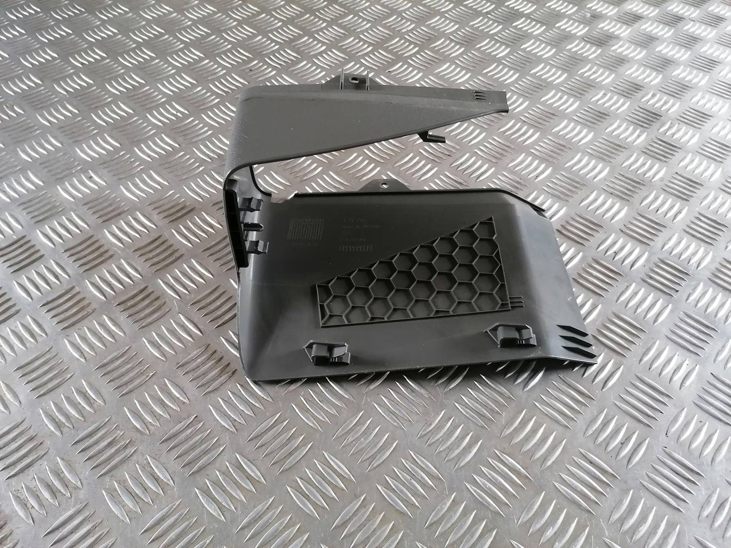 Centrālās konsoles (apdares) sānu panelis priekš VW CRAFTER 2018 1 Centrālās konsoles (apdares) sānu panelis priekš VW CRAFTER 2018